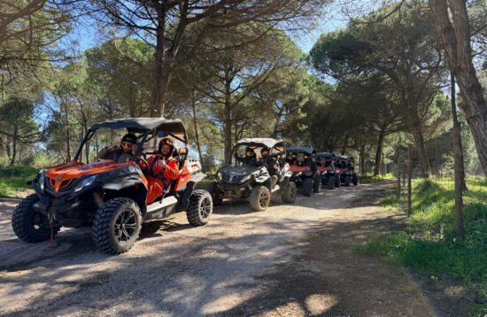 Grupo de 10 pessoas em cinco buggies durante passeio off-road em Sesimbra a celebrar despedida de solteiro com a Batnavó/Thrills and Trails.